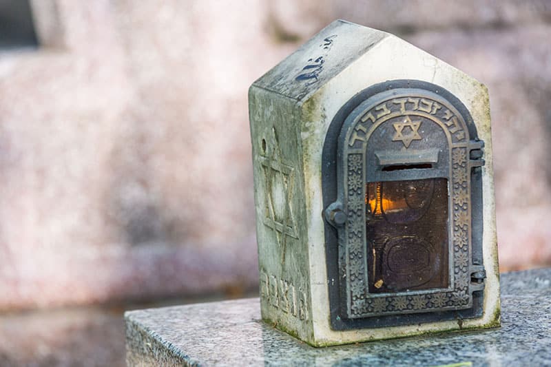 Attending a Jewish Funeral For the First Time? Jewish Funeral Etiquette